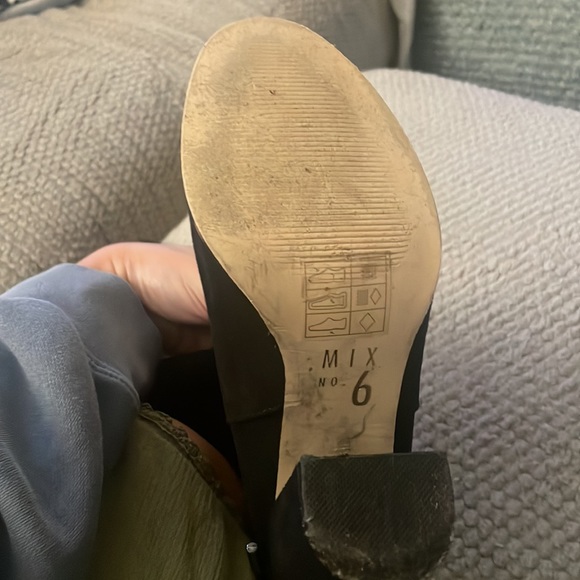 Knee high black boots with toe accent on back - Picture 3 of 5